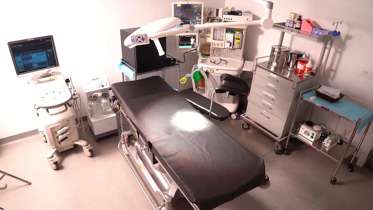 The LIFE PLUS operating theatre with procedure table and clinical equipment